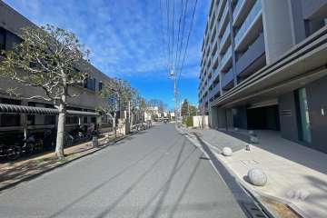 敷地西側の前面道路（南側から）