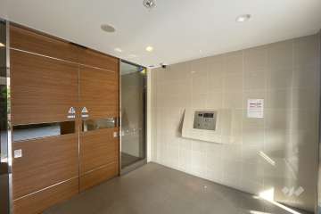 エントランスはオートロック付きです。