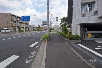 敷地北側の前面道路（西側から）