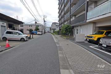 敷地東側の前面道路（北側から）