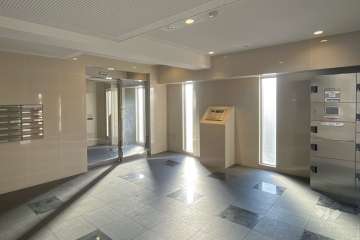 エントランスはオートロック付きです。