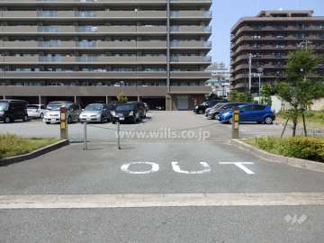 敷地内駐車場（入口はロボットゲート付き）