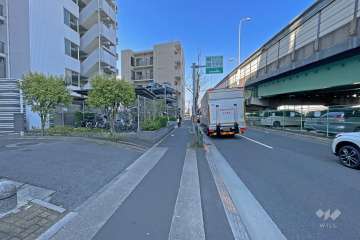 敷地の北側前面道路は環七通りです（東側から）。