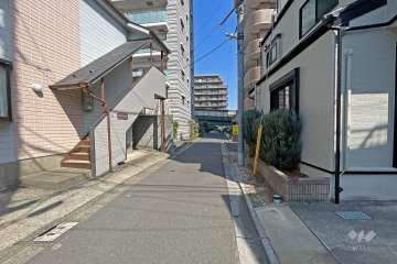 敷地の東側前面道路（南側から）