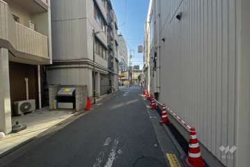 敷地西側の前面道路（北側から）
