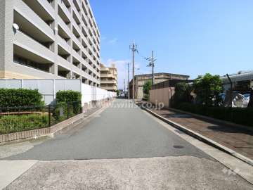 敷地南側の前面道路