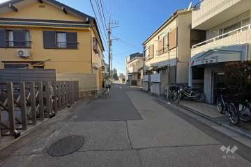 敷地南側の前面道路（東側から）
