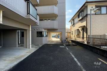 敷地内駐車場（屋外平面式）と駐輪場