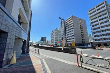 敷地西側の前面道路（北側から）