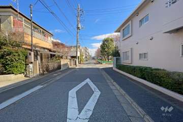 敷地北側の前面道路（西側から）