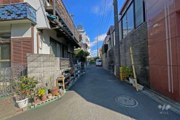 敷地の北側前面道路（西側から）