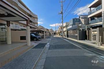 敷地の北側前面道路（西側から）
