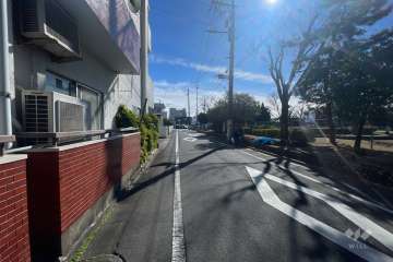 敷地西側の前面道路