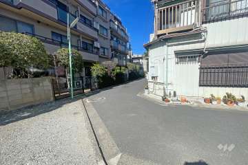 敷地東側の前面道路（南側から）