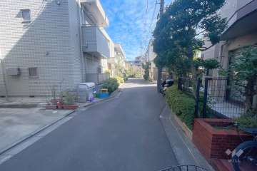 敷地東側の前面道路（南側から）
