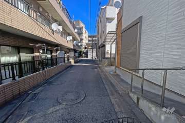 敷地の南側前面道路（西側から）