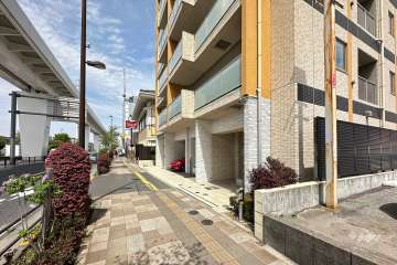 敷地の西側前面道路（南側から）