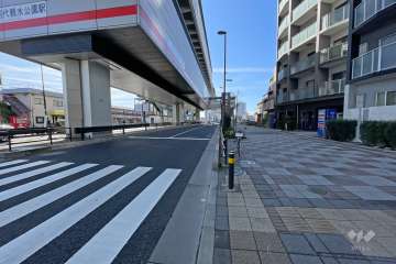 敷地東側の前面道路（北側から）