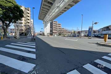 敷地東側の前面道路（南側から）