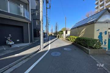 敷地北東側の前面道路（南東側から）