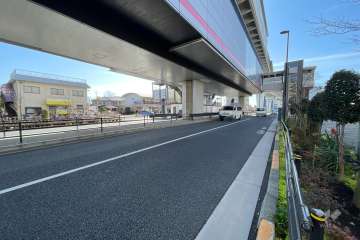 敷地の南側前面道路（東側から）
