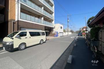 敷地の南側前面道路（西側から）