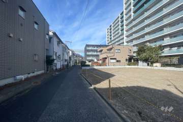 敷地南側の前面道路（東側から）