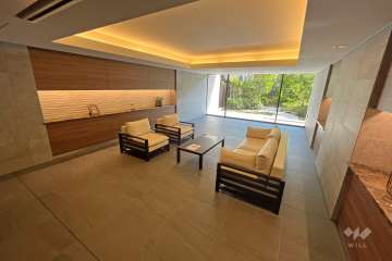 ソファセットのある広々としたエントランスホール（アートラウンジ）