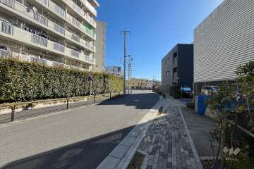 敷地北側の前面道路（西側から）