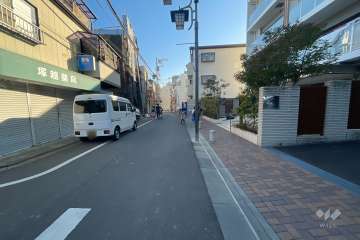 敷地東側の前面道路（北側から）