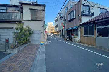 敷地東側の前面道路（南側から）