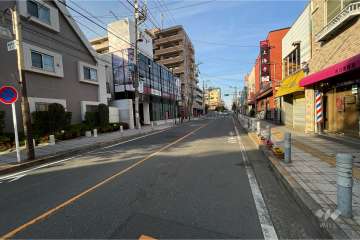 敷地東側の前面道路（南側から）