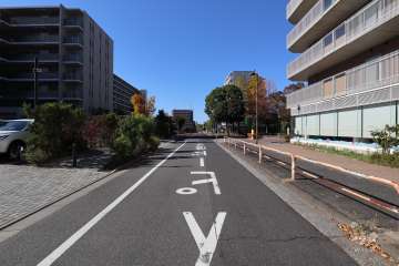 敷地北側の前面道路(東側から)