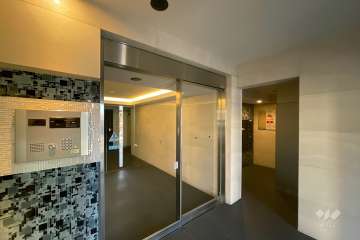 エントランスはオートロック付きです。