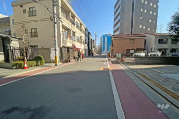 敷地北側の前面道路（西側から）