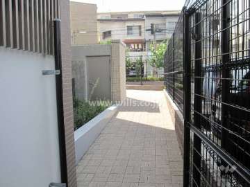 駐車場からエントランスへの通路