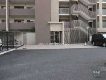 正面エントランス以外にもオートロックの出入り口があります