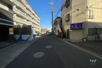 敷地の南側前面道路（西側から）