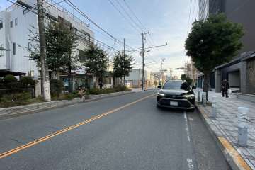 敷地の南側前面道路（東側から）