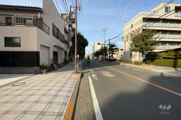 敷地の南側前面道路（西側から）