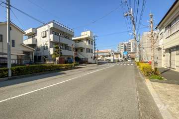 敷地西側の前面道路（南側から）