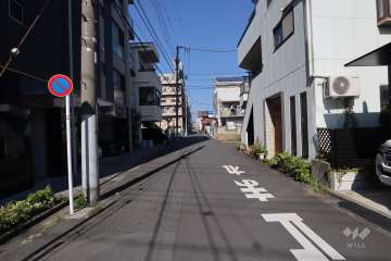 敷地東側の前面道路(南側から)