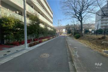 敷地南東側の前面道路（南西側から）