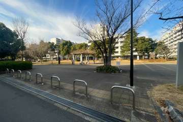 敷地に隣接した東綾瀬公園