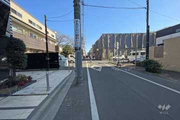 敷地南側の前面道路（西側から）