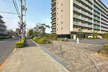 敷地の西側前面道路は大師北参道です（南側から）。