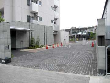駐車場、エントランスへの入り口