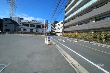 敷地南側の前面道路（東側から）