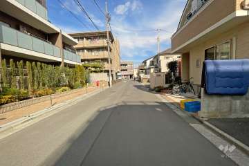 敷地東側の前面道路（南側から）