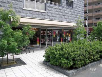 1階には店舗が入っています。